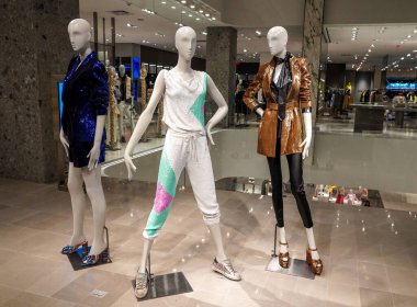 NEW YORK - 12 Mart 2020: Hudson Yards alışveriş merkezindeki Shops 'taki ilk Manhattan mağazasının içi. Zincir, yüksek borçlar ve koronavirüs salgını nedeniyle iflas ediyor.