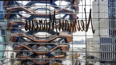 New York - 12 Mart 2020: neiman Marcus imzası. Neiman Marcus, Hudson Yards alışveriş merkezindeki ilk Manhattan mağazası. Zincir, yüksek borçlar ve koronavirüs salgını nedeniyle iflas ediyor.