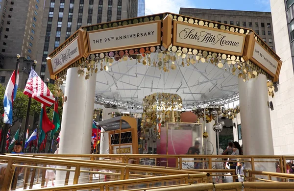 New York September 2019 Saks Fifth Avenue Mastercard Branded Carousel — Stock Photo, Image