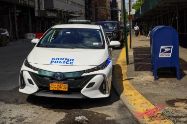 NEW YORK - 4 Mayıs 2020: Aşağı Manhattan 'da New York Şehri Sağlık ve Ruh Sağlığı Departmanı (DOHMH) polis arabası