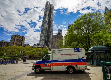 NEW YORK - 4 Mayıs 2020: Aşağı Manhattan 'da New York-Presbyterian EMS Ambulansı