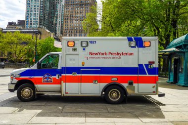NEW YORK - 4 Mayıs 2020: Aşağı Manhattan 'da New York-Presbyterian EMS Ambulansı