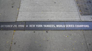 Granit şerit, 29 Ekim 1996 'da New York Yankees' in 25. Dünya Şampiyonası konfeti geçit töreni anısına Kahramanlar Kanyonu 'nda düzenlendi.