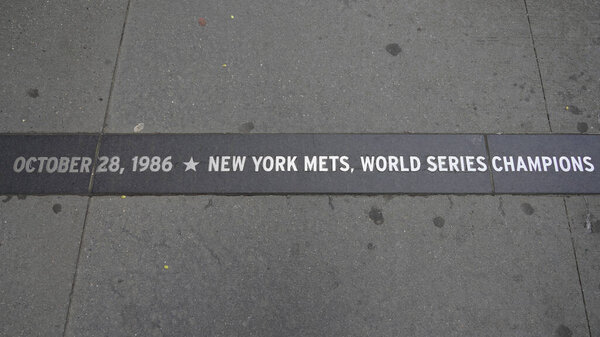 Гранитная полоса в память о первенстве Нью-Йорка по параду лент Мировой серии, прошедшем вдоль "Каньона героев" 28 октября 1986 года
