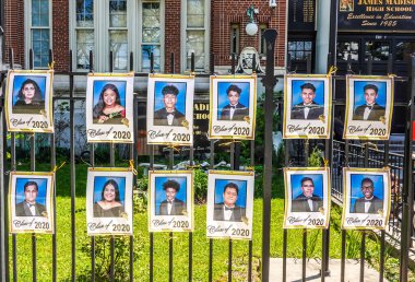 BROOKLYN, NEW YORK - 7 Mayıs 2020: Yeni mezunlarını bir koronavirüs (COVID-19) salgınında onurlandırmak için James Madison Lisesi, 2020 mezunlarının fotoğraflarıyla süslenmiştir. 