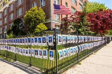BROOKLYN, NEW YORK - 7 Mayıs 2020: Yeni mezunlarını bir koronavirüs (COVID-19) salgınında onurlandırmak için James Madison Lisesi, 2020 mezunlarının fotoğraflarıyla süslenmiştir. 