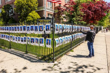 BROOKLYN, NEW YORK - 7 Mayıs 2020: Yeni mezunlarını bir koronavirüs (COVID-19) salgınında onurlandırmak için James Madison Lisesi, 2020 mezunlarının fotoğraflarıyla süslenmiştir. 