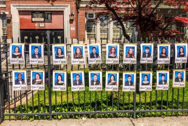 BROOKLYN, NEW YORK - 7 Mayıs 2020: Yeni mezunlarını bir koronavirüs (COVID-19) salgınında onurlandırmak için James Madison Lisesi, 2020 mezunlarının fotoğraflarıyla süslenmiştir. 