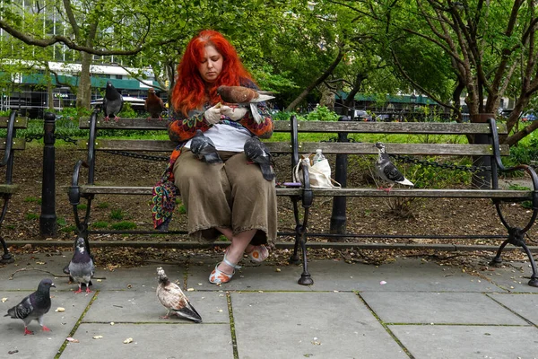 New York Mai 2020 Mädchen Füttern Tauben New Yorker City — Stockfoto