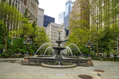 NEW YORK - 4 Mayıs 2020: Manhattan City Hall Park Fountain. ABD 'deki ilk dekoratif çeşme 1842' de New York 'taki City Hall Park' ta ithaf edilmiştir..
