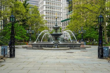 NEW YORK - 4 Mayıs 2020: Manhattan City Hall Park Fountain. ABD 'deki ilk dekoratif çeşme 1842' de New York 'taki City Hall Park' ta ithaf edilmiştir..