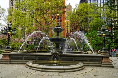 NEW YORK - 4 Mayıs 2020: Manhattan City Hall Park Fountain. ABD 'deki ilk dekoratif çeşme 1842' de New York 'taki City Hall Park' ta ithaf edilmiştir..