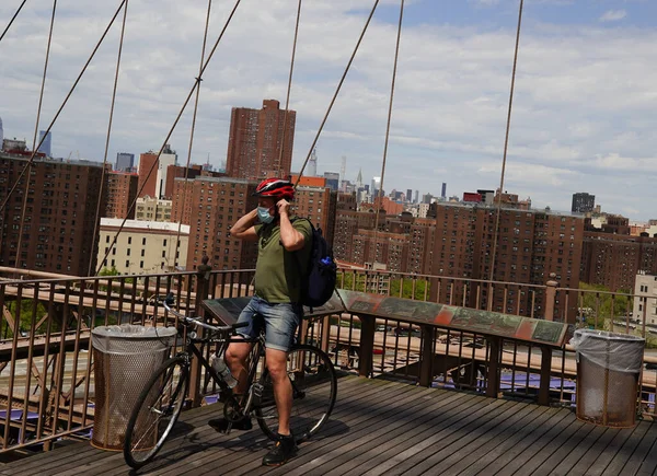 ニューヨーク 2020年5月4日 ニューヨーク市のコロナウイルス Covid パンデミックロックダウン時の空のブルックリン橋の自転車乗り 毎日約4 000人の歩行者と2600人の自転車が橋を渡ります — ストック写真