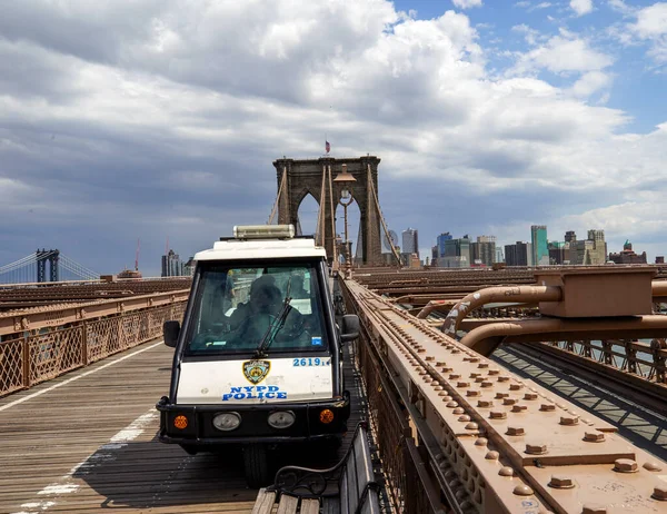 ニューヨーク 2020年5月4日 ニューヨーク市のコロナウイルス Covid パンデミックロックダウン時の空のブルックリン橋のニューヨーク市警車両 — ストック写真