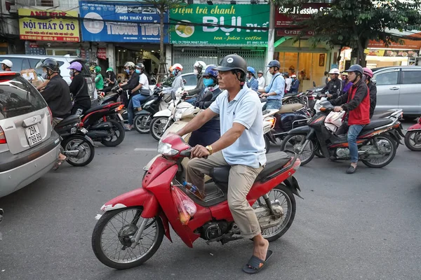 ハノイ ベトナム 2019年10月29日 ハノイのバイクで人 — ストック写真