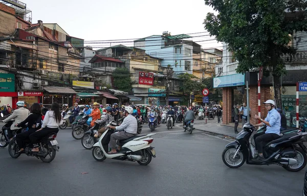 ハノイ ベトナム 2019年10月29日 ハノイのバイクで人 — ストック写真