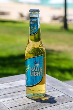 BAHAMAS - 10 Haziran 2019: Nassau 'daki Commonwealth Bira Fabrikası tarafından üretilen yerel Kalik birası. Kalik bir Bahama birasıdır.. 