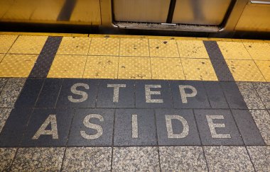New York metro istasyonunda kenara çekil tabelası