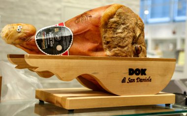 NEW YORK- 29 HAZİRAN 2020: İtalyan Mağazasında DOK Dall 'Ava' nın Prosciutto di San Daniele bacağı