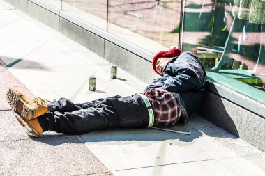 Chicago, Illinois - 12 Mart 2019 Chicago şehir merkezinde evsiz bir adam.