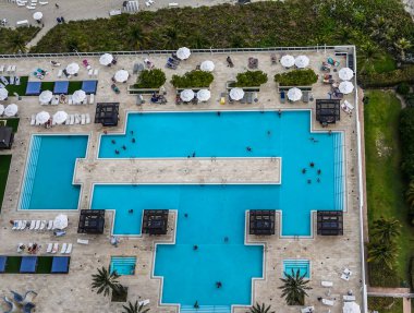  Hallandale Sahili 'nin havadan görünüşü. Yüksek katlı lüks bir daireden. Hallandale Beach, Florida 'da Broward County' de bir şehirdir.