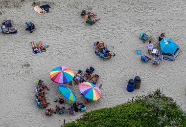 Hallandale Sahili 'nin havadan görünüşü. Yüksek katlı lüks bir daireden. Hallandale Beach, Florida 'da Broward County' de bir şehirdir.