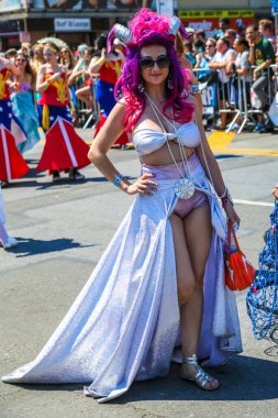 NEW YORK - 18 Haziran 2016: Ülkedeki en büyük sanat geçidi olan 34. Yıllık Denizkızı Yürüyüşü 'ne katılanlar ve antik mitoloji ve deniz kenarı ayinlerinin kutlanması