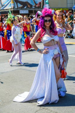 NEW YORK - 18 Haziran 2016: Ülkedeki en büyük sanat geçidi olan 34. Yıllık Denizkızı Yürüyüşü 'ne katılanlar ve antik mitoloji ve deniz kenarı ayinlerinin kutlanması