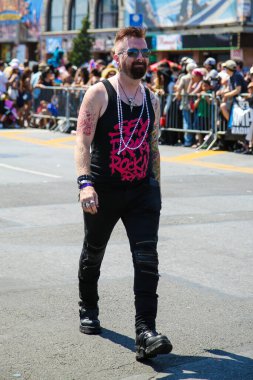 NEW YORK - 18 Haziran 2016: Ülkedeki en büyük sanat geçidi olan 34. Yıllık Denizkızı Yürüyüşü 'ne katılanlar ve antik mitoloji ve deniz kenarı ayinlerinin kutlanması