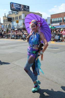 NEW YORK - 18 Haziran 2016: Ülkedeki en büyük sanat geçidi olan 34. Yıllık Denizkızı Yürüyüşü 'ne katılanlar ve antik mitoloji ve deniz kenarı ayinlerinin kutlanması