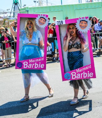 NEW YORK - 18 Haziran 2016: Ülkedeki en büyük sanat geçidi olan 34. Yıllık Denizkızı Yürüyüşü 'ne katılanlar ve antik mitoloji ve deniz kenarı ayinlerinin kutlanması