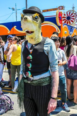 NEW YORK - 18 Haziran 2016: Ülkedeki en büyük sanat geçidi olan 34. Yıllık Denizkızı Yürüyüşü 'ne katılanlar ve antik mitoloji ve deniz kenarı ayinlerinin kutlanması