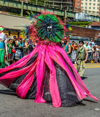 NEW YORK - 18 Haziran 2016: Ülkedeki en büyük sanat geçidi olan 34. Yıllık Denizkızı Yürüyüşü 'ne katılanlar ve antik mitoloji ve deniz kenarı ayinlerinin kutlanması