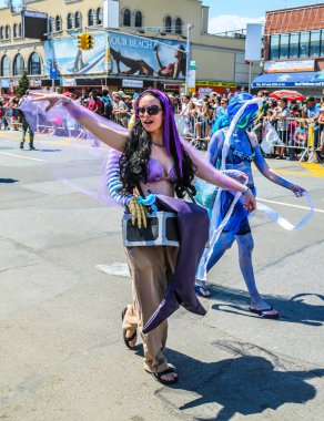 NEW YORK - 18 Haziran 2016: Ülkedeki en büyük sanat geçidi olan 34. Yıllık Denizkızı Yürüyüşü 'ne katılanlar ve antik mitoloji ve deniz kenarı ayinlerinin kutlanması