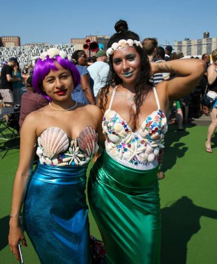 NEW YORK - 18 Haziran 2016: Ülkedeki en büyük sanat geçidi olan 34. Yıllık Denizkızı Yürüyüşü 'ne katılanlar ve antik mitoloji ve deniz kenarı ayinlerinin kutlanması