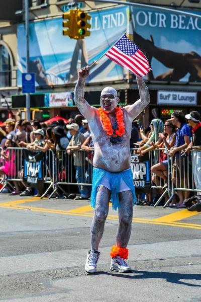 2016年6月18日 参与者参加第34届年度美人鱼游行 Annual Mermaid Parade 这是全国最大的艺术游行 同时也是对古代神话和海滨喇叭仪式的庆祝 — 图库照片