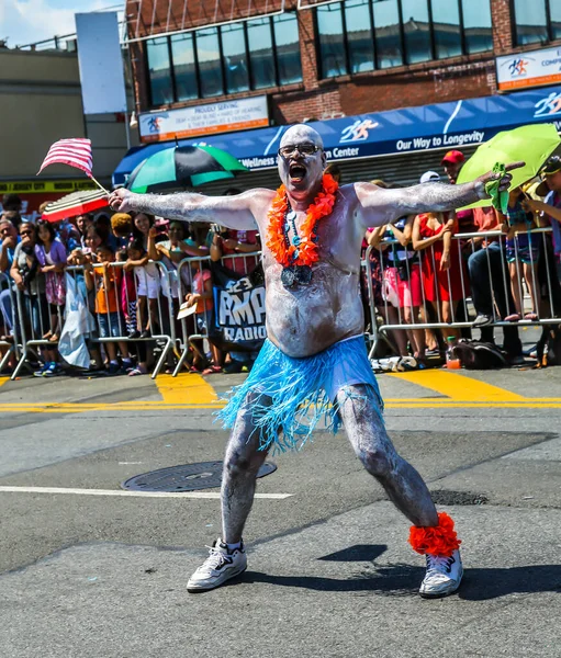 2016年6月18日 参与者参加第34届年度美人鱼游行 Annual Mermaid Parade 这是全国最大的艺术游行 同时也是对古代神话和海滨喇叭仪式的庆祝 — 图库照片