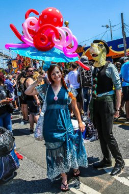 NEW YORK - 18 Haziran 2016: Ülkedeki en büyük sanat geçidi olan 34. Yıllık Denizkızı Yürüyüşü 'ne katılanlar ve antik mitoloji ve deniz kenarı ayinlerinin kutlanması