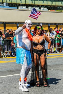 NEW YORK - 18 Haziran 2016: Ülkedeki en büyük sanat geçidi olan 34. Yıllık Denizkızı Yürüyüşü 'ne katılanlar ve antik mitoloji ve deniz kenarı ayinlerinin kutlanması