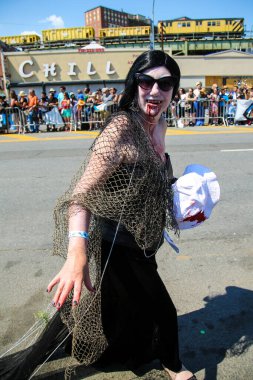 NEW YORK - 18 Haziran 2016: Ülkedeki en büyük sanat geçidi olan 34. Yıllık Denizkızı Yürüyüşü 'ne katılanlar ve antik mitoloji ve deniz kenarı ayinlerinin kutlanması