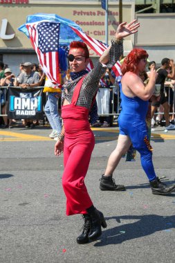 NEW YORK - 18 Haziran 2016: Ülkedeki en büyük sanat geçidi olan 34. Yıllık Denizkızı Yürüyüşü 'ne katılanlar ve antik mitoloji ve deniz kenarı ayinlerinin kutlanması