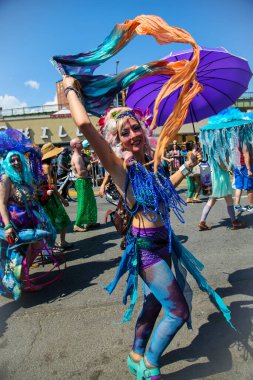 NEW YORK - 18 Haziran 2016: Ülkedeki en büyük sanat geçidi olan 34. Yıllık Denizkızı Yürüyüşü 'ne katılanlar ve antik mitoloji ve deniz kenarı ayinlerinin kutlanması