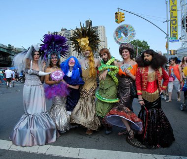 NEW YORK - 18 Haziran 2016: Ülkedeki en büyük sanat geçidi olan 34. Yıllık Denizkızı Yürüyüşü 'ne katılanlar ve antik mitoloji ve deniz kenarı ayinlerinin kutlanması