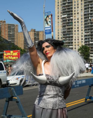 NEW YORK - 18 Haziran 2016: Ülkedeki en büyük sanat geçidi olan 34. Yıllık Denizkızı Yürüyüşü 'ne katılanlar ve antik mitoloji ve deniz kenarı ayinlerinin kutlanması