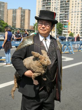 NEW YORK - 18 Haziran 2016: Ülkedeki en büyük sanat geçidi olan 34. Yıllık Denizkızı Yürüyüşü 'ne katılanlar ve antik mitoloji ve deniz kenarı ayinlerinin kutlanması