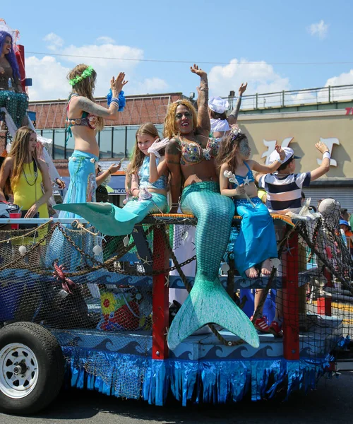 New York Juni 2016 Teilnehmer Der Jährlichen Meerjungfrauen Parade Der — Stockfoto