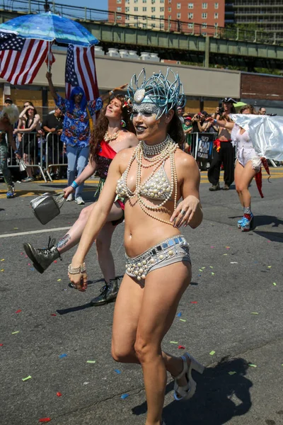 New York Juni 2016 Deelnemers Marcheren 34E Jaarlijkse Zeemeerminnenparade Grootste — Stockfoto