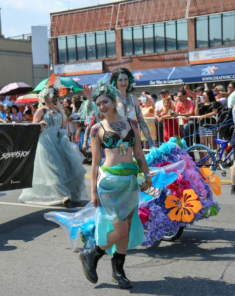 New York June 2016 Participants March 34Th Annual Mermaid Parade — Stock Photo, Image