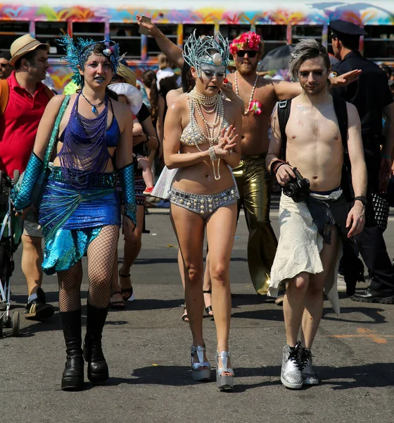 New York Juni 2016 Deelnemers Marcheren 34E Jaarlijkse Zeemeerminnenparade Grootste — Stockfoto