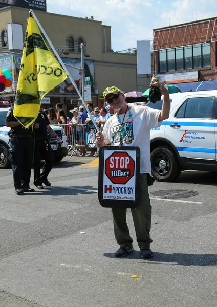NEW YORK - 18 Haziran 2016: Ülkedeki en büyük sanat geçidi olan 34. Yıllık Denizkızı Yürüyüşü 'ne katılanlar ve antik mitoloji ve deniz kenarı ayinlerinin kutlanması